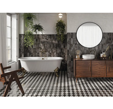 Badrum med badkar, handfat, spegel, träskåp och svartvitt schackrutigt klinkergolv.