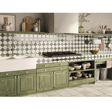 Kök i lantlig stil med gröna skåp och rombformade plattor