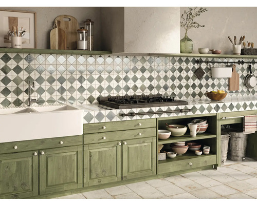 Kök i lantlig stil med gröna skåp och rombformade plattor