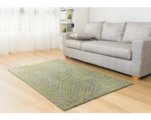 Vardagsrum med soffa och mönstrad matta