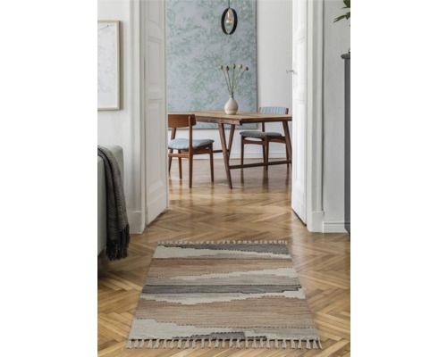 Hall med randig matta på trägolv