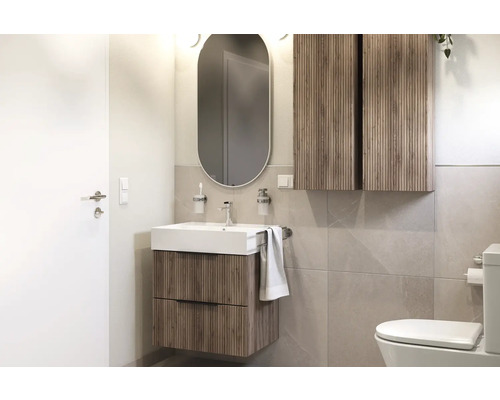 Badrum med handfat, spegelskåp och toalett