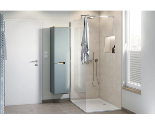 Modernt badrum med dusch, handfat och handduk