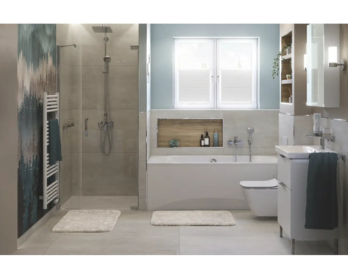 Ljust badrum med dusch, badkar, handfat och toalett.