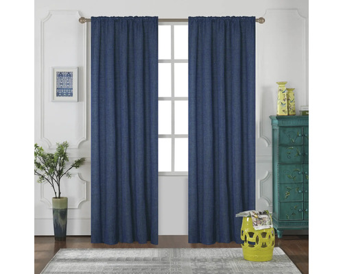 Två blå gardiner hänger framför ett fönster i ett ljust rum.