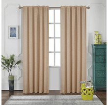 Scen med beige gardiner framför ett fönster, kompletterad med dekorativa element som ett sidobord, en byrå och krukväxter.