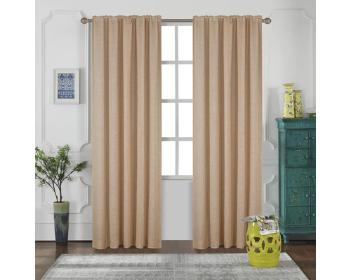 Scen med beige gardiner framför ett fönster, kompletterad med dekorativa element som ett sidobord, en byrå och krukväxter.