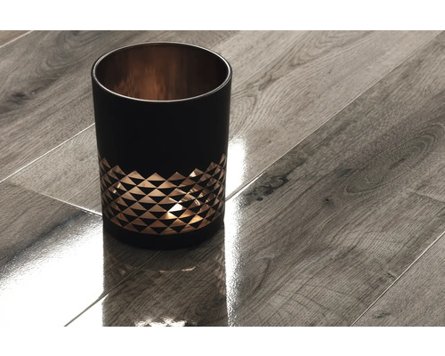 Ljuslykta i glas med geometriskt mönster