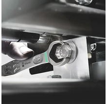 En ringnyckel av märket Wera används för att dra åt en skruv.