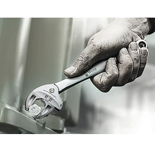 En hantverkare använder en justerbar skiftnyckel från Wera för att dra åt en skruv.