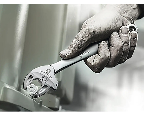 En hantverkare använder en justerbar skiftnyckel från Wera för att dra åt en skruv.