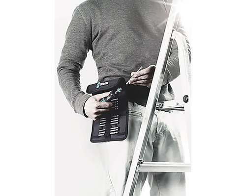 Man med Wera verktygsset på bältet och stege i bakgrunden.