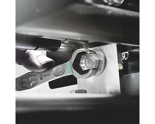 En man använder en Wera ringnyckel för att dra åt en skruv.