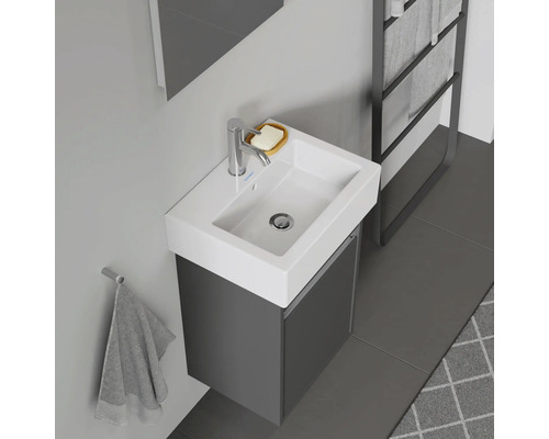 Badrum med handfat, blandare och handdukshållare