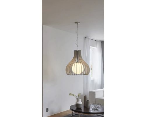 Pendellampa med trädetaljer och rund ljuskälla i ett vardagsrum.