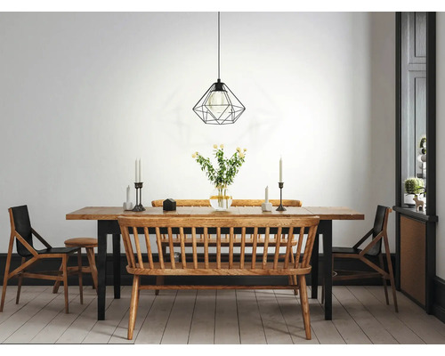 Matbordsscen med träbord, bänk och stolar under en geometrisk hänglampa