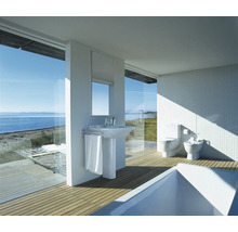 Badrum med handfat, toalett, bidé och badkar i modern design
