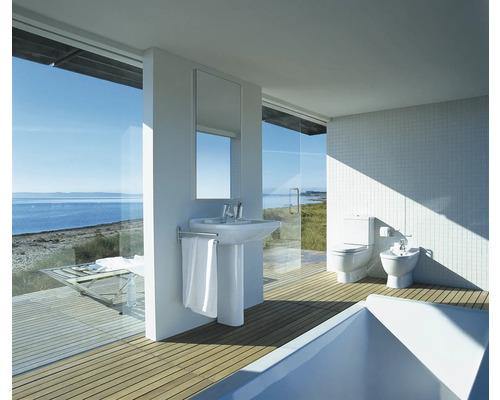 Badrum med handfat, toalett, bidé och badkar i modern design