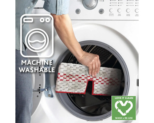 En person lägger en tvättbar mopp i en tvättmaskin.