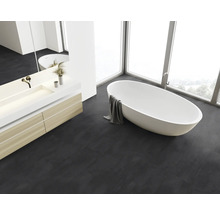 Badrum med fristående badkar, tvättställ och stort fönster