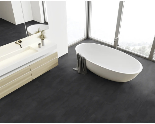 Badrum med fristående badkar, tvättställ och stort fönster