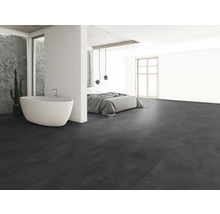 Modernt sovrum med fristående badkar och mörkt golv