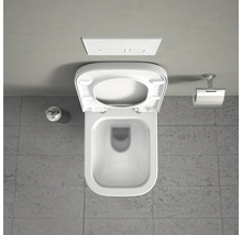 Vy från ovan av en vit toalett med öppet lock och cistern