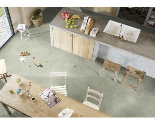 Ljus interiör med kök, träbord och stolar