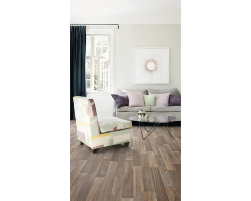 Vardagsrum med soffa, fåtölj, soffbord och laminatgolv