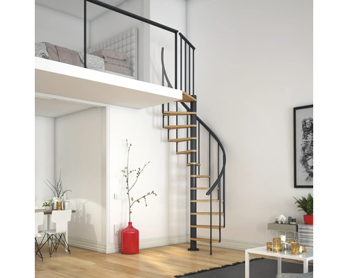 Interiör med spiraltrappa i stål och trä som leder till ett upphöjt sovutrymme