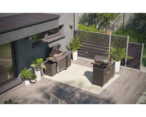 Uteplats med grill, pizzaugn och insynsskydd på en träterrass