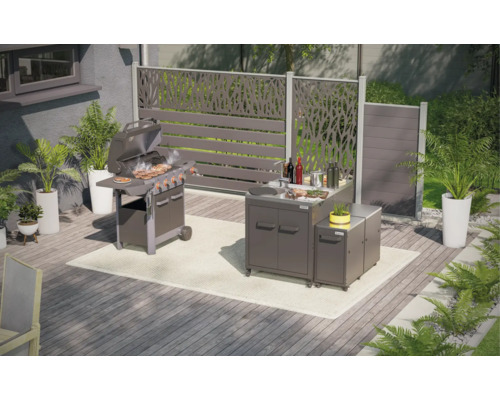 Uteplats med grill, utekök och insynsskydd på en terrass