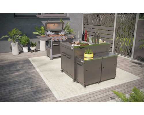 Uteplats med grillkök inklusive grill, diskho, arbetsytor och skåp på en terrass