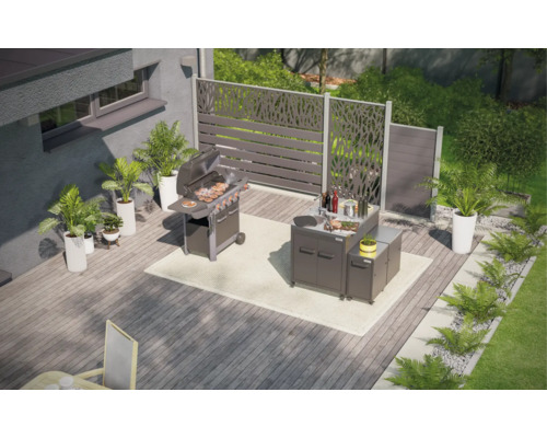 Scen med grill, utekök och insynsskydd på en terrass.