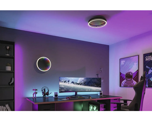 Modernt ungdomsrum med skrivbord, gamingdator, hylla och runda LED-lampor på väggen och i taket.