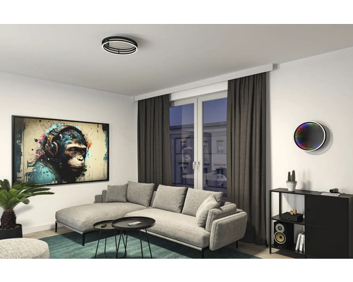 Ljust vardagsrum med soffa, soffbord, skåp, krukväxt, taklampa och väggmålning