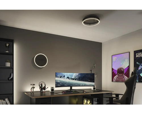 Modernt arbetsrum med skrivbord, dator, hyllor och runda lampor på väggen och i taket