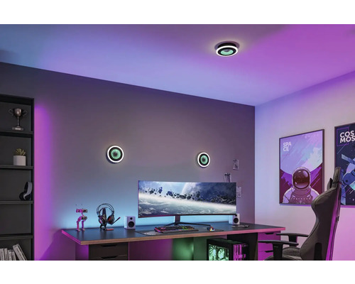 Spelrum med skrivbord, dator och runda vägglampor