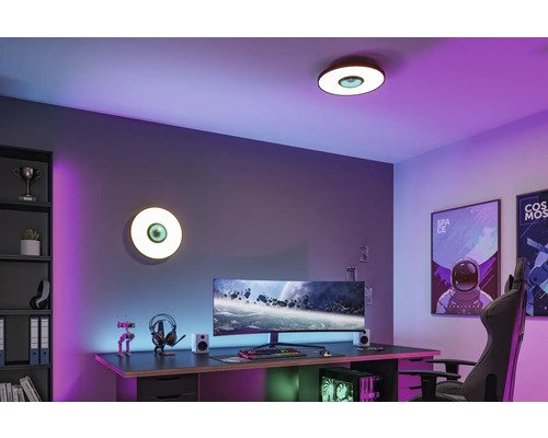 Modernt spelrum med tak- och vägglampor, skrivbord och spelutrustning