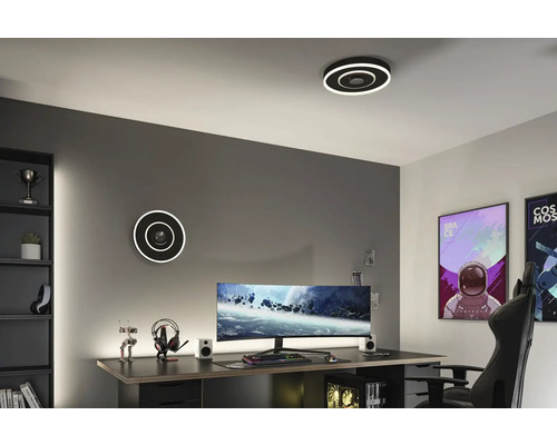 Modernt arbetsrum med runda LED-tak- och vägglampor, skrivbord och datorutrustning.