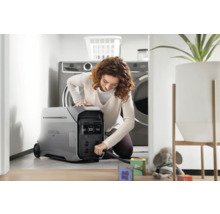 Kvinna ansluter EcoFlow Powerstation i en tvättstuga