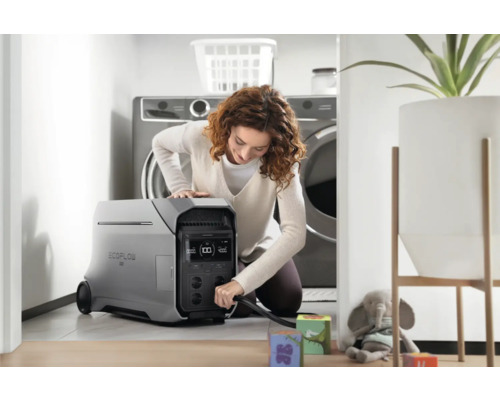 Kvinna ansluter EcoFlow Powerstation i en tvättstuga