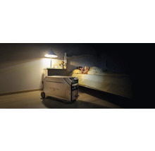 Rumsutsikt med barn i sängen och EcoFlow Powerstation för strömförsörjning