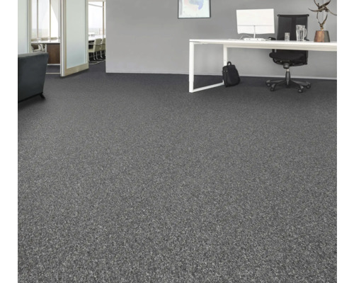 Kontorsrum med grå heltäckningsmatta.