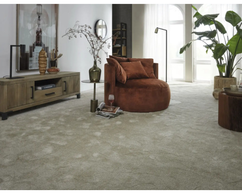 Interiör med matta, fåtölj och möbler