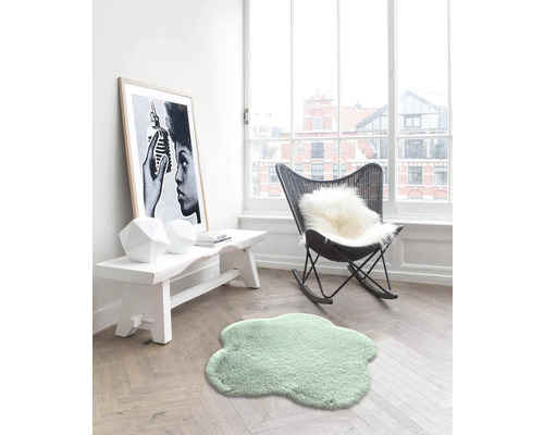 Ljust rum med liten matta, bänk, dekoration och gungstol