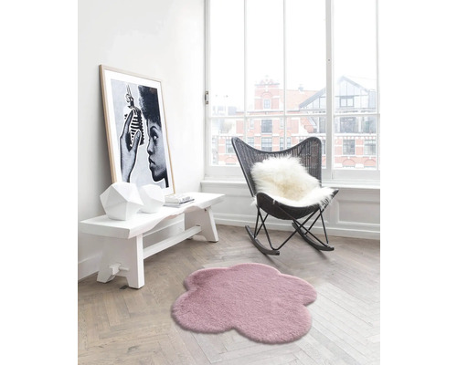 Vardagsrum med fåtölj, bänk, matta och dekoration