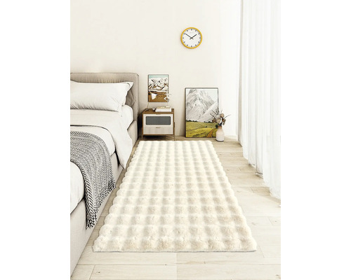 Sovrum med säng, sängbord och en rektangulär matta