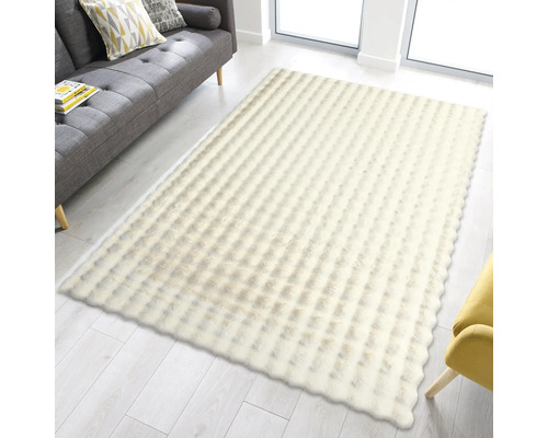 Högluggad matta i vardagsrum med soffa