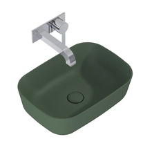 Bänkskiva handfat i grönt med väggmonterad metallkran